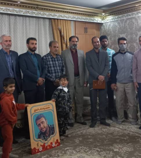 دیدار خادمیاران گلستان شهدا اصفهان با خانواده شهید حمیدرضا باب الخانی