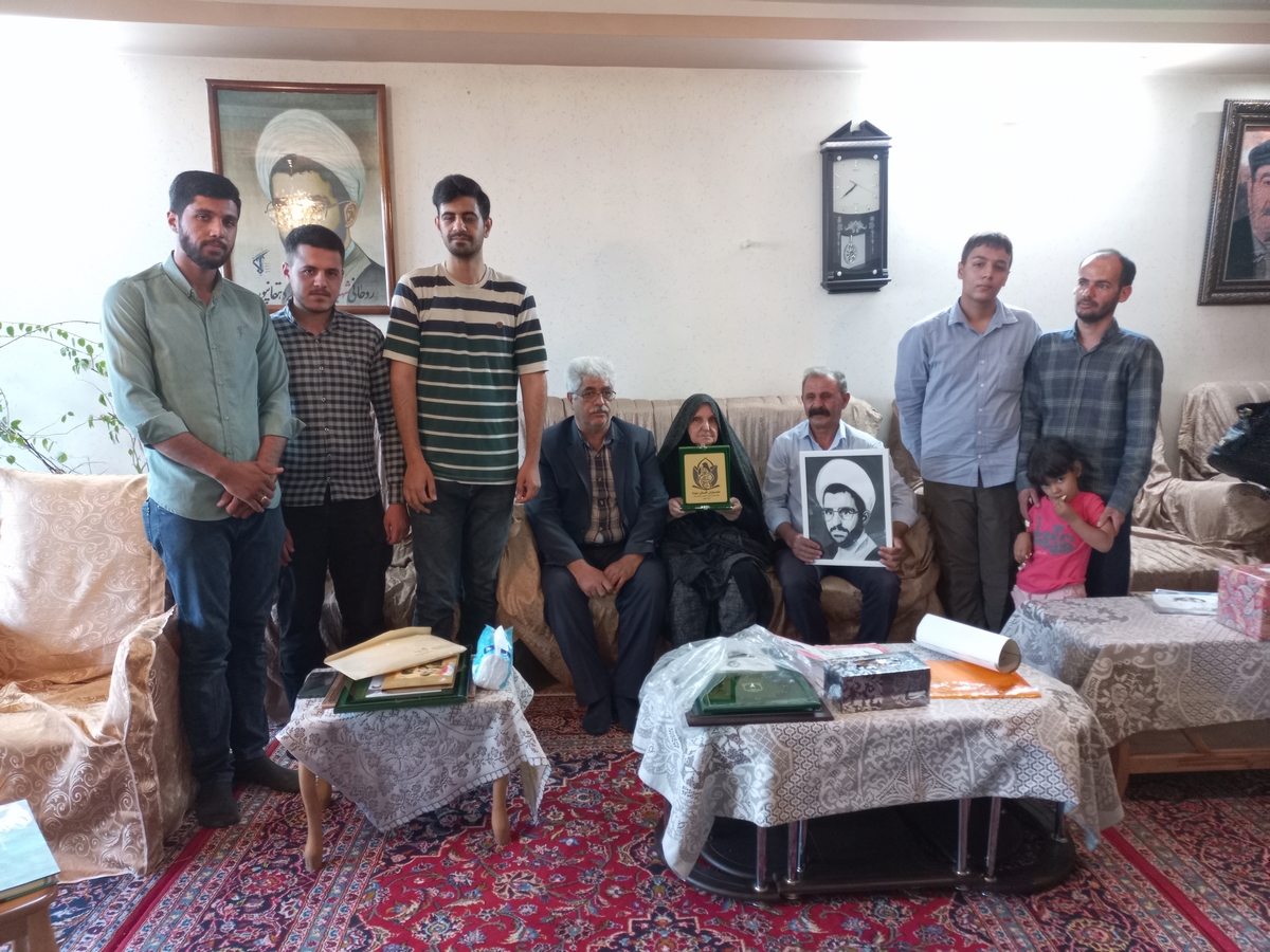 دیدار خادمیاران گلستان شهدا اصفهان با خانواده شهید شیخ مصطفی دهقانپور