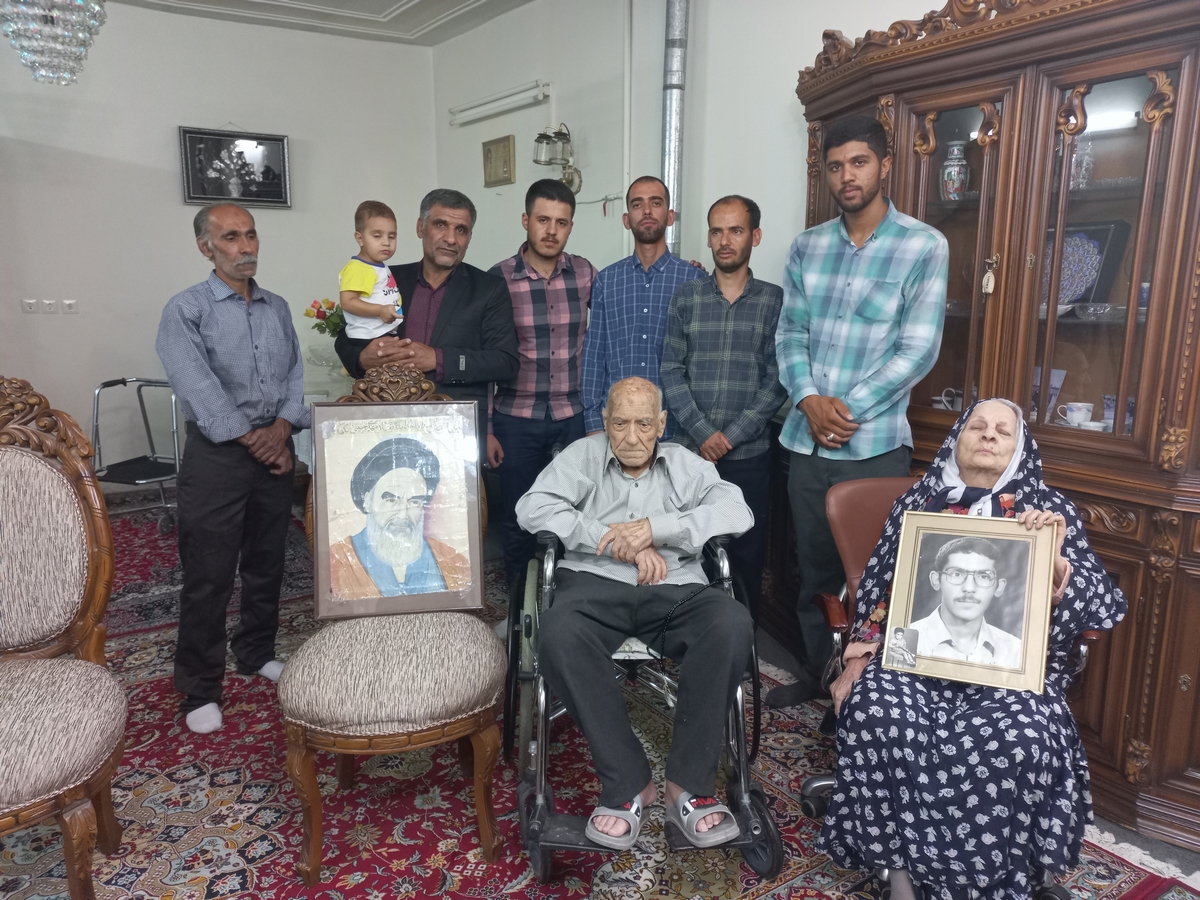 دیدار خادمیاران گلستان شهدا اصفهان با خانواده شهید توانگرریزی
