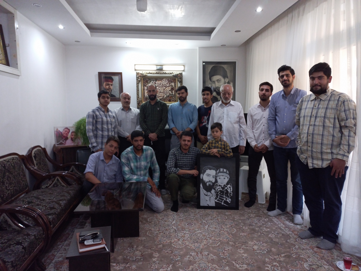 دیدار خادمیاران گلستان شهدا اصفهان با خانواده شهید امید اکبری