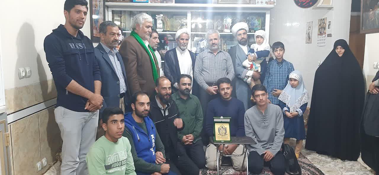 دیدار خادمیاران گلستان شهدا اصفهان با خانواده شهید مدافع حرم محسن حججی