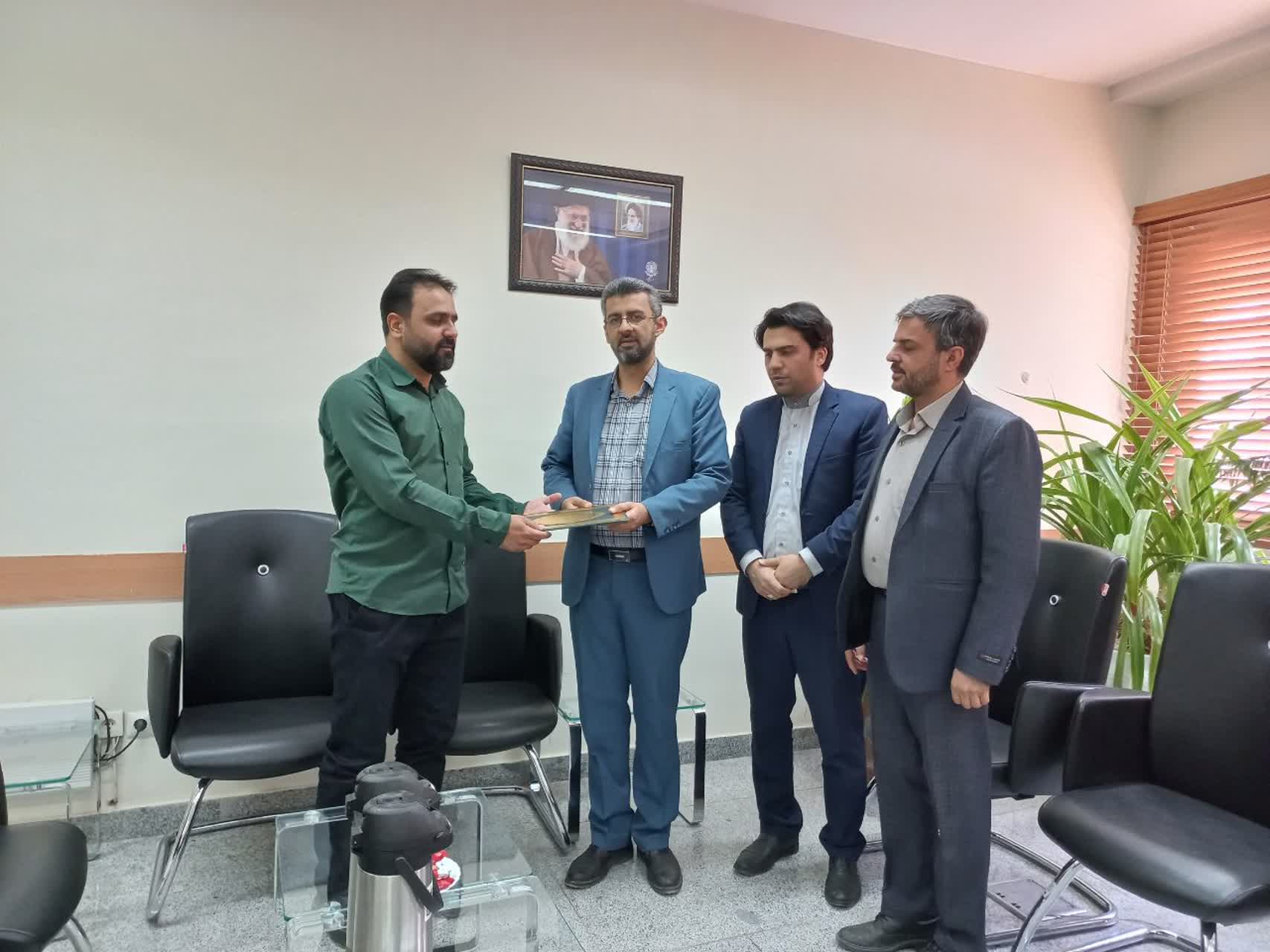 رئیس و جانشین سازمان بسیج اساتید استان اصفهان به جمع خادمیاران گلستان شهدا پیوست.