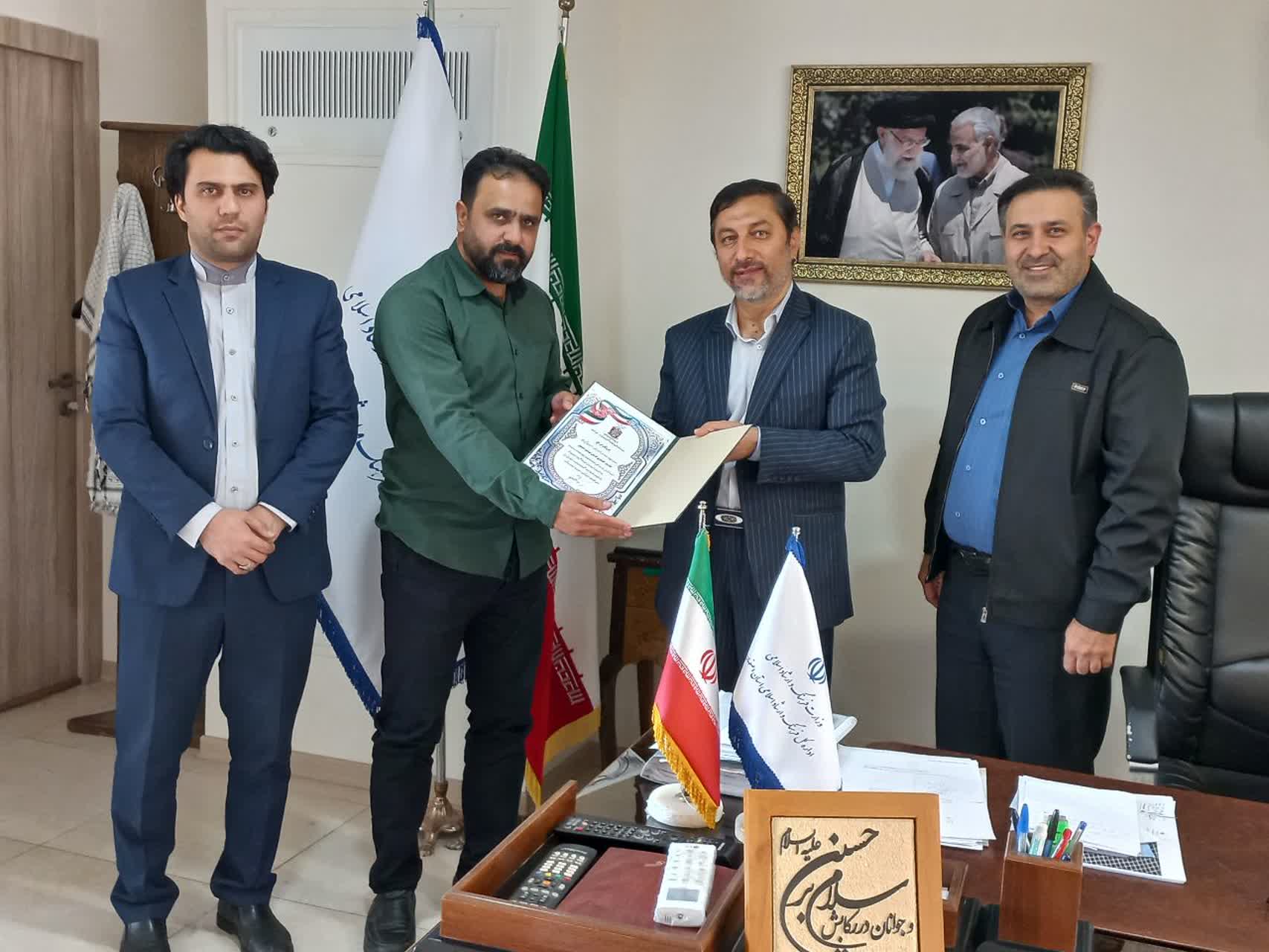 مدیرکل فرهنگ و ارشاد استان اصفهان به جمع خادمیاران گلستان شهدا پیوست.