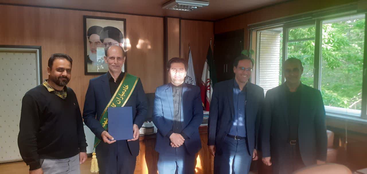مدیر کل آموزش و پرورش استان اصفهان به جمع خادمیاران گلستان شهداء پیوست.