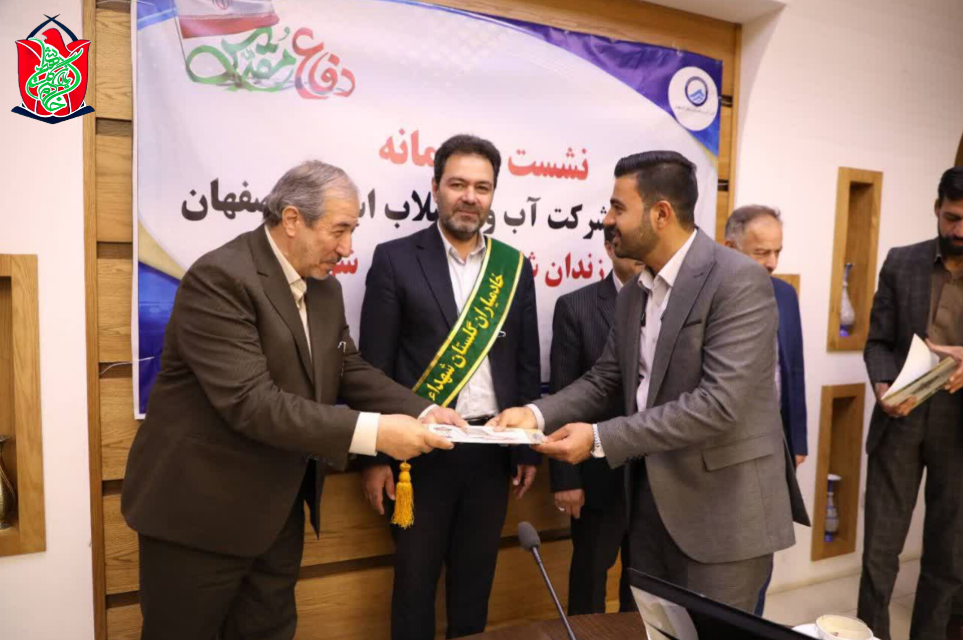 درنشست صمیمی فرزندان شاهد شاغل در شرکت آب وفاضلاب استان اصفهان باحضور مشاورمحترم ایثارگران استاندارجناب آقای محمدی فشارکی، حسین اکبریان مدیرعامل شرکت آب وفاضلاب استان اصفهان به جمع خادمیاران افتخاری گلستان شهدا پیوست.(۱۴۰۲/۷/۸)
