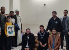 دیدار آسمانی ها منزل شهید دفاع مقدس عباسعلی آشوری با حضور خادمان آستان قدس رضوی و رونمایی از پرچم بارگاه ملکوتی آقا علی بن موسی الرضا (ع) به همراه جمعی از خادمیاران گلستان شهدای اصفهان( ۱۴۰۲/۸/۲۹)