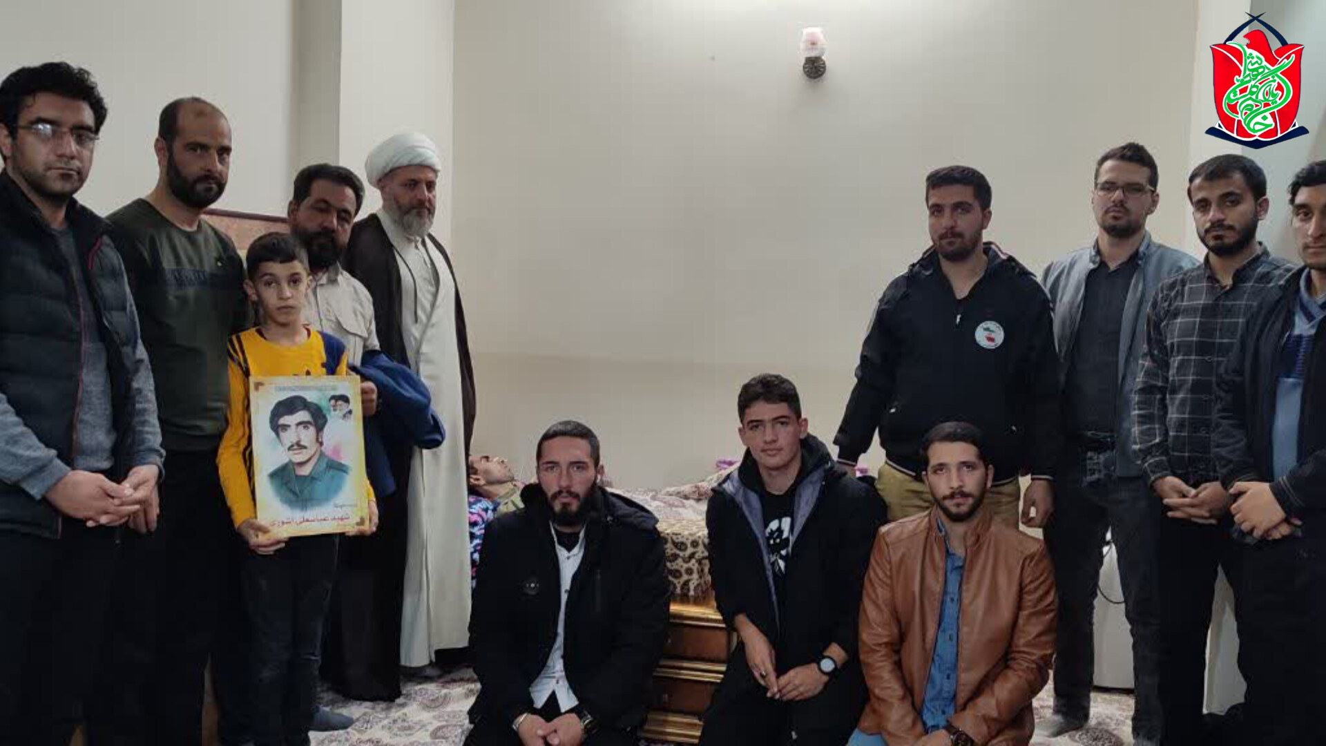 دیدار آسمانی ها منزل شهید دفاع مقدس عباسعلی آشوری با حضور خادمان آستان قدس رضوی و رونمایی از پرچم بارگاه ملکوتی آقا علی بن موسی الرضا (ع) به همراه جمعی از خادمیاران گلستان شهدای اصفهان( ۱۴۰۲/۸/۲۹)