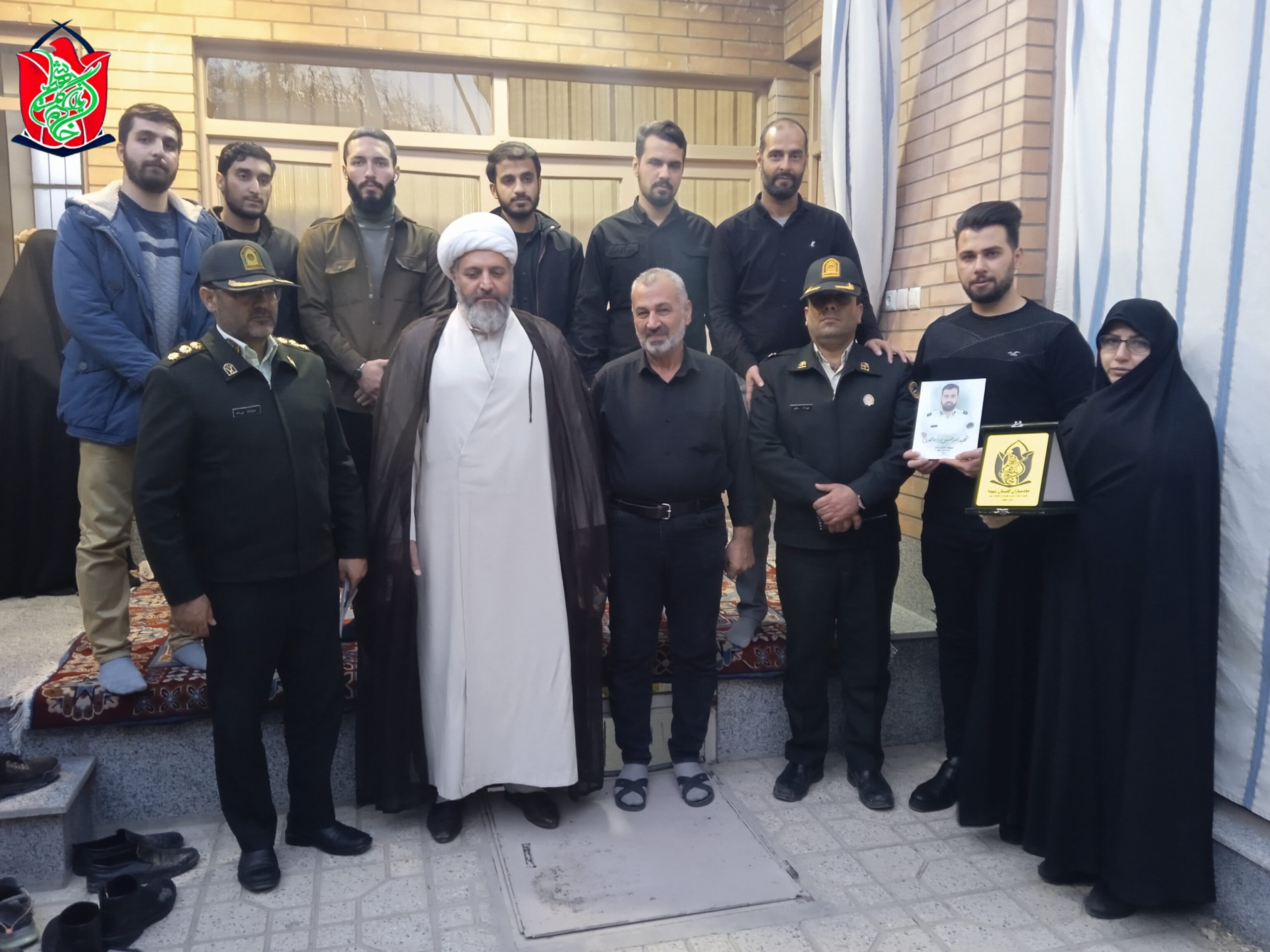 دیدار آسمانی ها منزل شهید مدافع امنیت امیر حسین زاده احمدی با حضور سرهنگ فرزانه (فرمانده کلانتری ۱۶) ،و جناب سرگرد سامی (جانشین سابق فرماندهی کلانتری ۱۶ فیض )به همراه جمعی از خادمیاران گلستان شهدای اصفهان (۱۴۰۲/۹/۲۰)