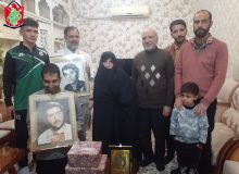 دیدار آسمانی ها منزل شهید دفاع مقدس حسین حسینی با حضور فرمانده مدافع حرم جناب آقای عبدالمحمود محمودی ،و حجت الاسلام حیدری (امام جماعت مسجدالنور سپاهانشهر) به همراه جمعی از خادمیاران گلستان شهدای اصفهان (۱۴۰۲/۱۰/۱۱)