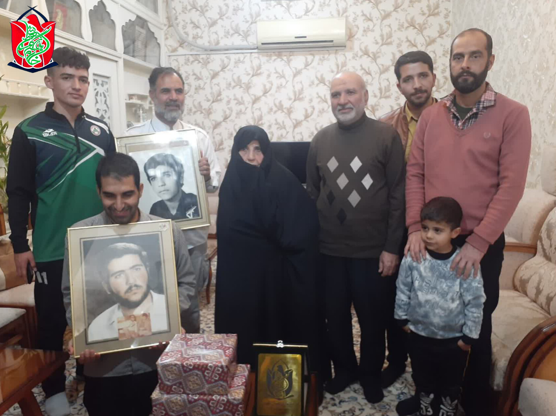 دیدار آسمانی ها منزل شهید دفاع مقدس حسین حسینی با حضور فرمانده مدافع حرم جناب آقای عبدالمحمود محمودی ،و حجت الاسلام حیدری (امام جماعت مسجدالنور سپاهانشهر) به همراه جمعی از خادمیاران گلستان شهدای اصفهان (۱۴۰۲/۱۰/۱۱)