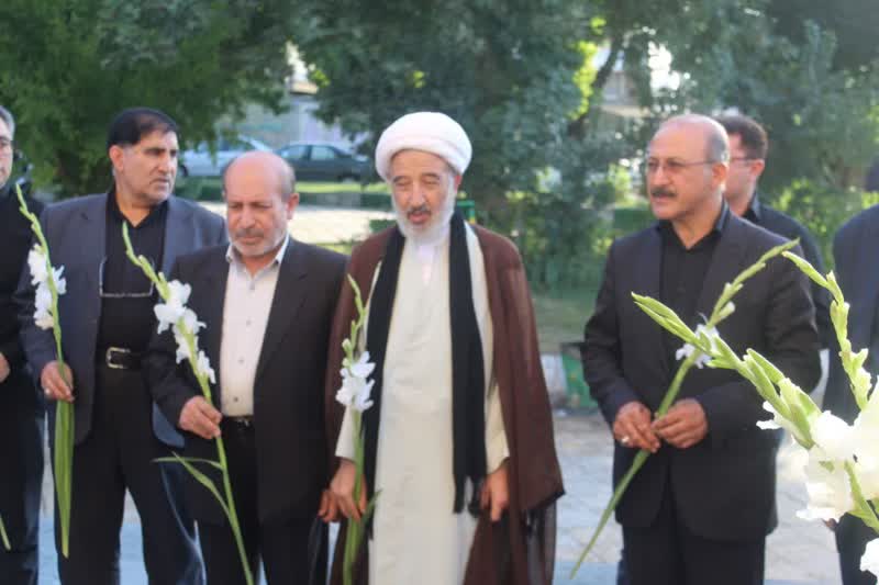 غبار روبی گلزار شهدای گمنام شهرستان کوهدشت
