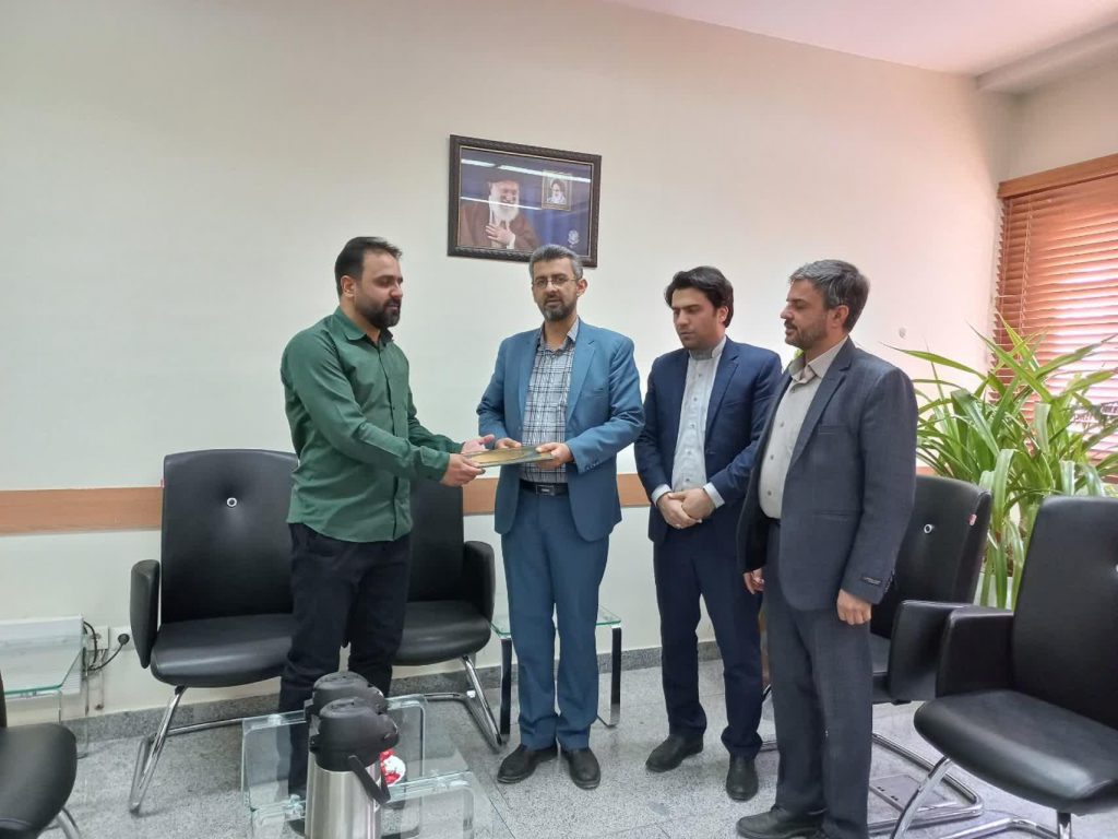 رییس سازمان بسیج اساتید استان اصفهان (آقای دکترباقری) به جمع خادمیاران گلستان شهدا پیوست