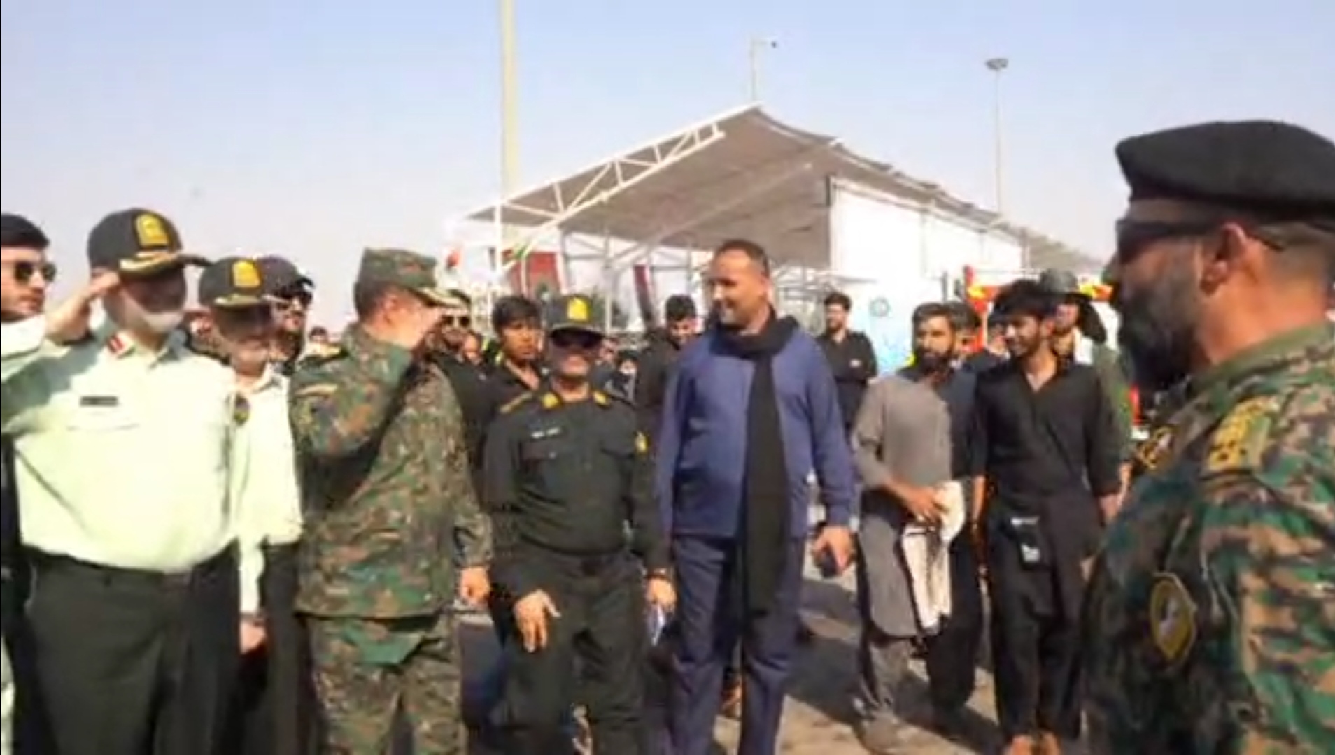 رجزخوانی حماسی سروان موسوی در حاشیه بازدید فرمانده انتظامی کل کشور از پایانه مرزی چذابه