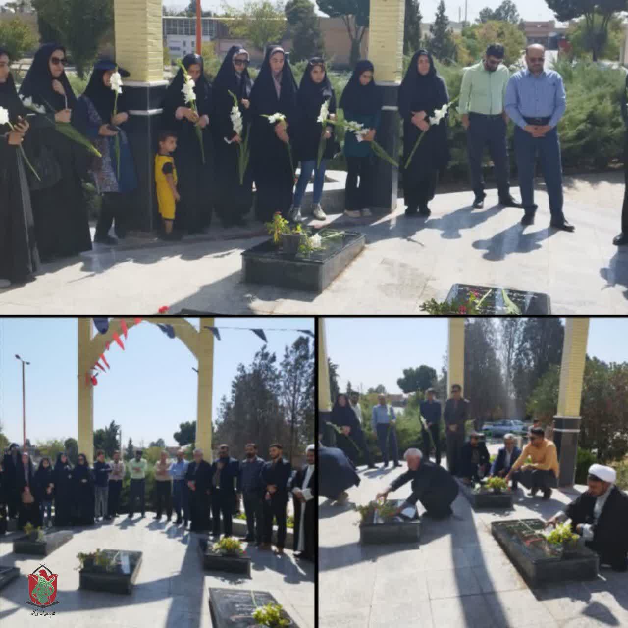 غبارروبی و عطرافشانی شهدای گمنام در هفته دفاع مقدس