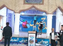 در حال آماده سازی دکوراسیون برنامه یلدای شهدایی برای امشب استان بوشهر