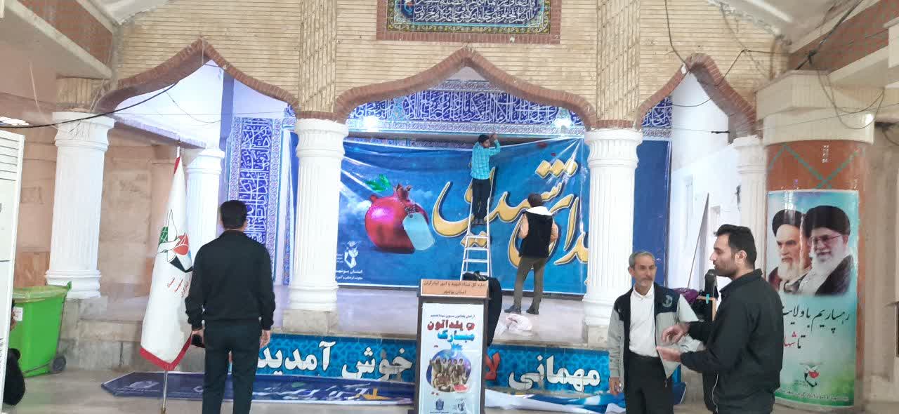 در حال آماده سازی دکوراسیون برنامه یلدای شهدایی برای امشب استان بوشهر