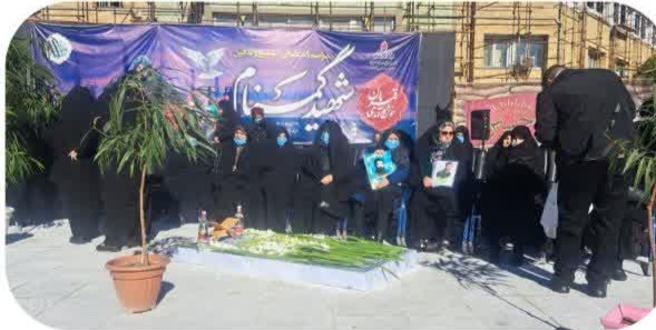 مراسم «یلدای شهدایی» با حضور گرم والدین شهدا در شهرستان شازند برگزار شد.