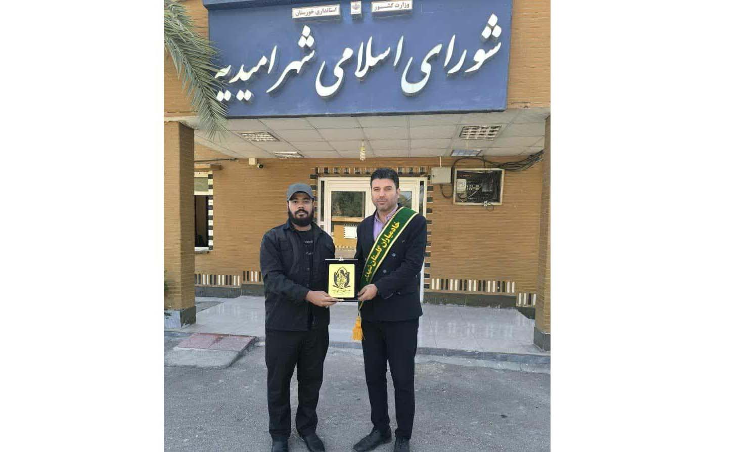 دیدار مدیر خادمیاران گلستان شهدای استان خوزستان و تقدیر از رئیس شورای اسلامی شهرستان امیدیه