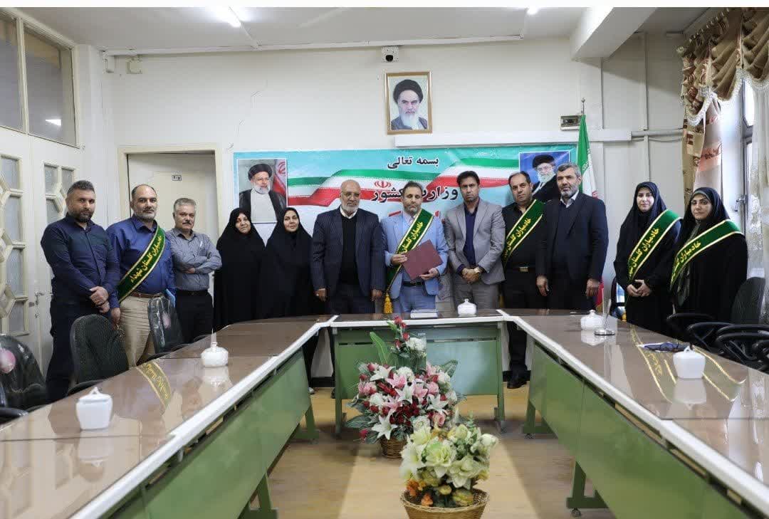 حمزه سلیمانی مدیر کل امور اتباع و مهاجرین خارجی استانداری و کارکنان این مدیریت به جمع خادم یاران افتخاری شهدای استان کرمانشاه پیوستند.