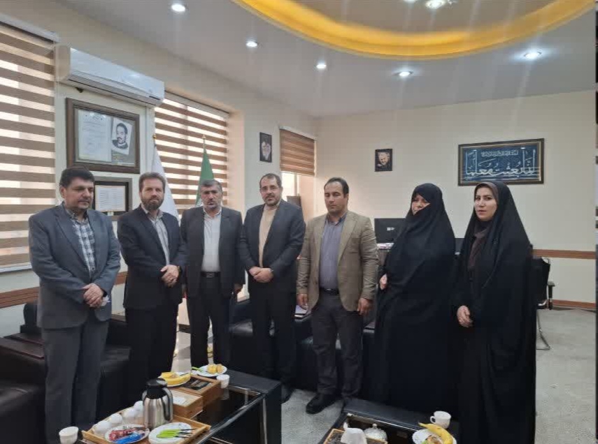 در راستای گرامیداشت مقام معلم خادمیاران گلستان شهدای استان همدان از مدیر کل آموزش پرورش استان همدان تجلیل کرد.