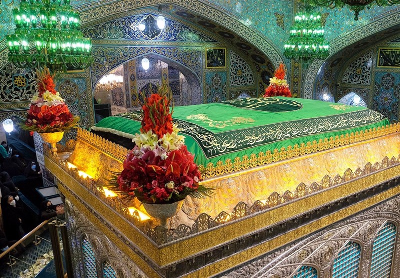آیین تعويض گل‌های ضریح مطهر رضوی همزمان با سالروز ولادت امام رضا علیه‌السلام