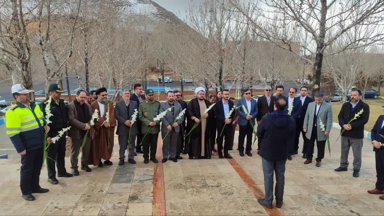 گلزار شهدای شهرستان شازند با حضور معاون قوه قضائیه و رئیس سازمان بازرسی کل کشور گلباران شد