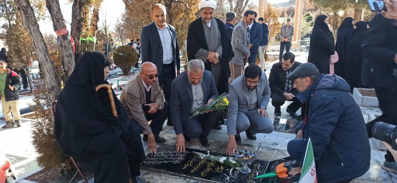 غبارروبی گلزار شهدای شهرکرد