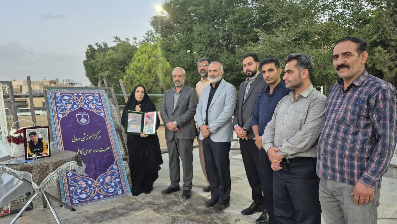 مراسم زیارت عاشورا در گلزار مطهر شهدای اصفهان به مناسبت سالگرد رئیسجمهور شهید آیتالله رئیسی، شهدای خدمت و شهدای جنگ رمضان