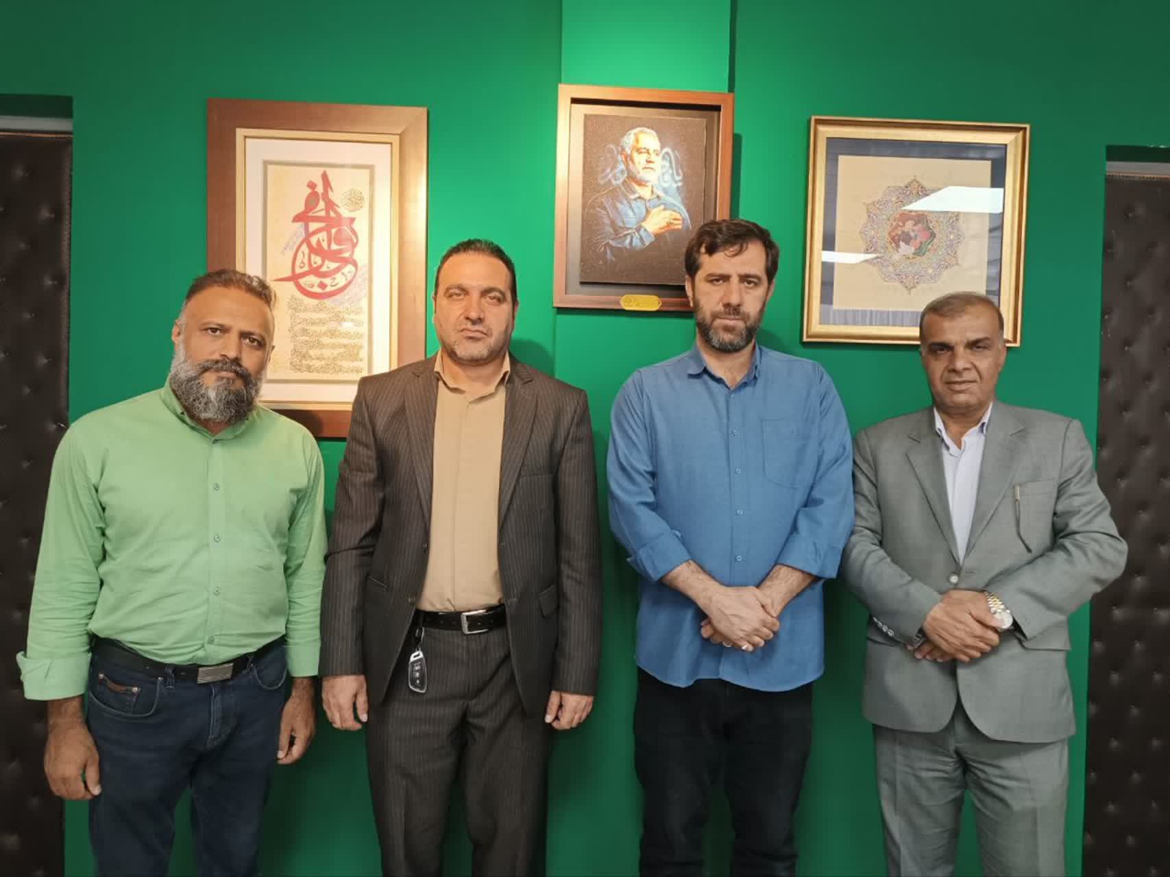 تجلیل از رئیس حوزه هنری استان فارس به پاس همکاری در برگزاری دهمین کنگره ملی شعر ایثار