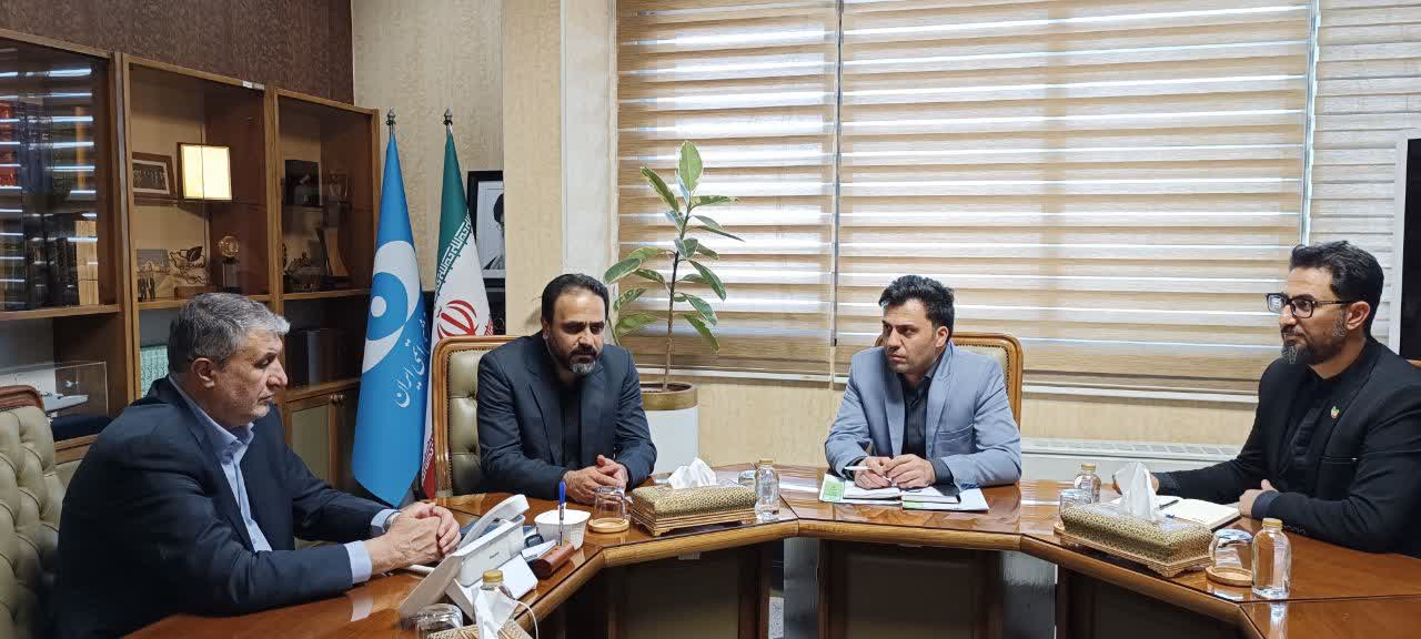 جلسه‌ی راهبردی مدیر، قائم‌مقام و مدیر روابط عمومی خادمیاران شهدای کشور با مهندس اسلامی رئیس شورای عالی سیاست‌گذاری خادمیاران شهدای کشور (معاون رئیس جمهور و رئیس سازمان انرژی اتمی)