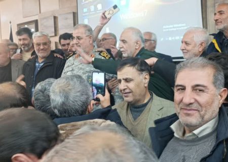 عکس یادگاری پیشکسوتان دفاع مقدس با سردار سپهبد شهید پاکپور