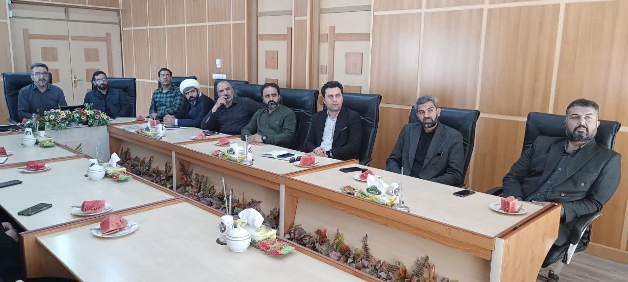 جلسهی تعامل و همکاری خادمیاران شهدای کشور و دانشگاهآزاد جامع بینالمللی نجفآباد