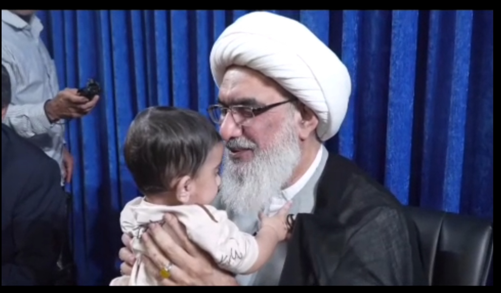 دیدار صمیمانه آیت‌الله صفایی‌بوشهری با خانواده‌های معظم شهدا
